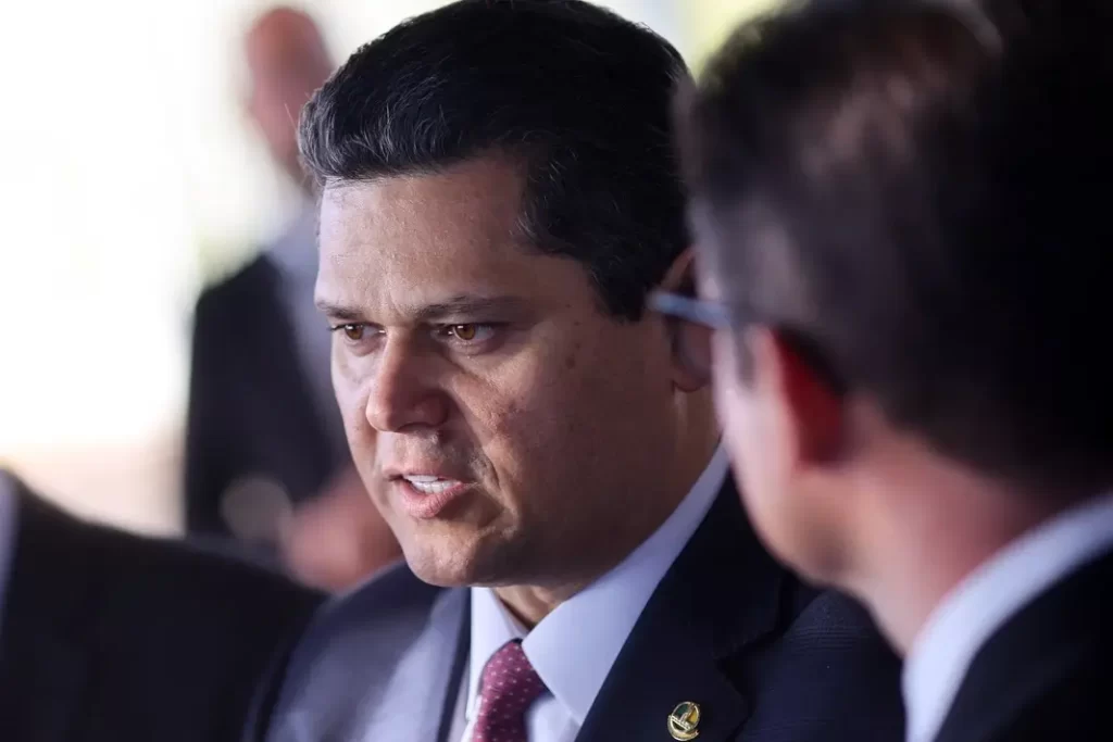 Alcolumbre reclama de pressão por 6x1 e diz que proposta não pode servir para eleição