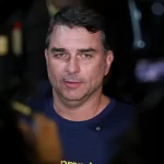 Flávio volta a citar possibilidade de ter vice mulher após desgaste com Michelle