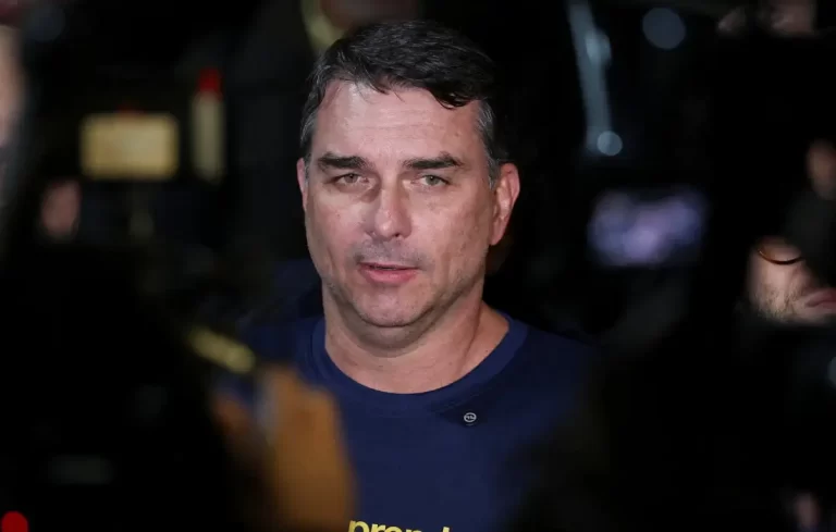 Flávio volta a citar possibilidade de ter vice mulher após desgaste com Michelle