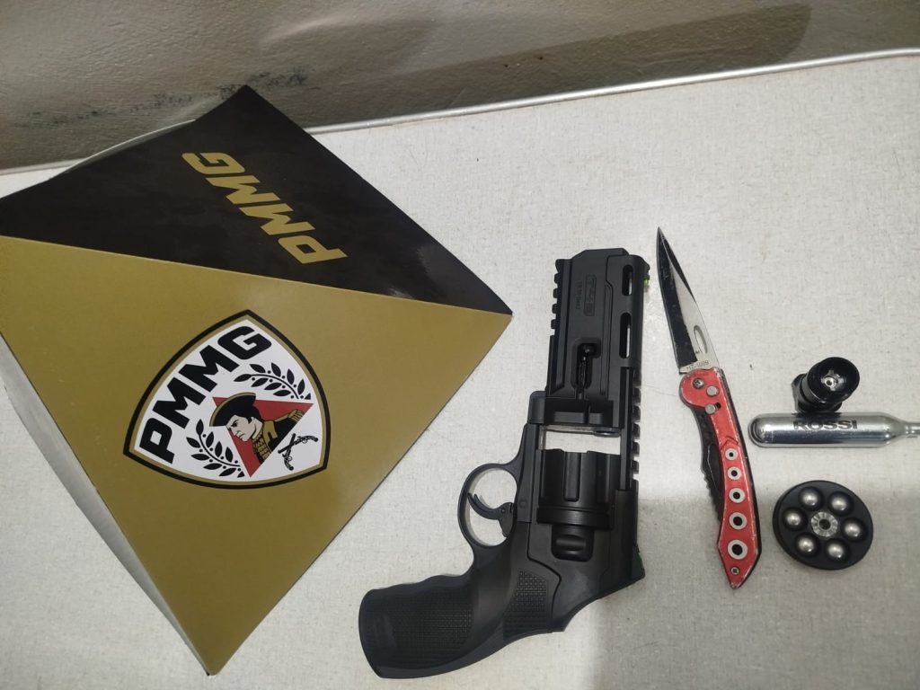 Homem é preso com réplica de arma e canivete após ameaçar vizinha em Montes Claros | G1
