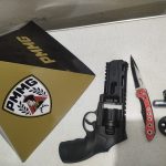 Homem é preso com réplica de arma e canivete após ameaçar vizinha em Montes Claros | G1
