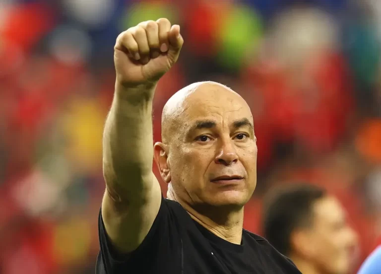 Por que técnico do Egito ergueu bandeira palestina após classificação na Copa