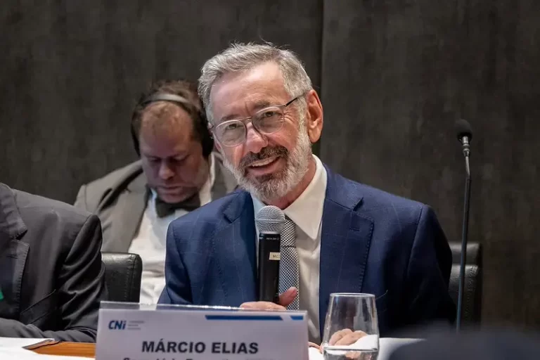 Tarifaço: Ministro diz que governo não sairá da 'mesa de negociação' e critica Flávio