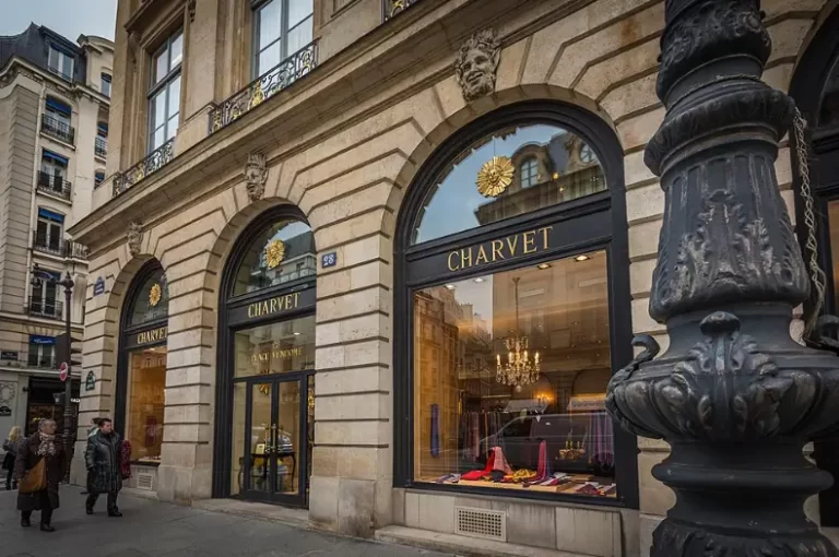 Chanel compra a Charvet, histórica camisaria francesa que vestia Churchill