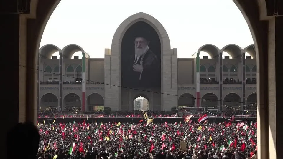 Milhares de iranianos comparecem ao funeral do líder supremo Ali Khamenei | CNN Brasil