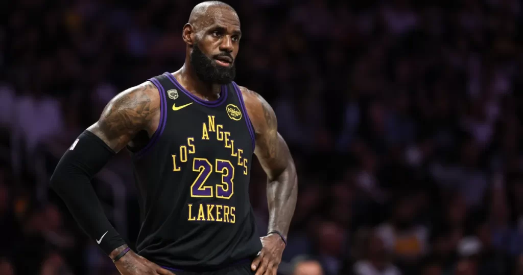 LeBron James acerta com 76ers para disputar 24ª temporada da NBA | CNN Brasil