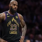 LeBron James acerta com 76ers para disputar 24ª temporada da NBA | CNN Brasil