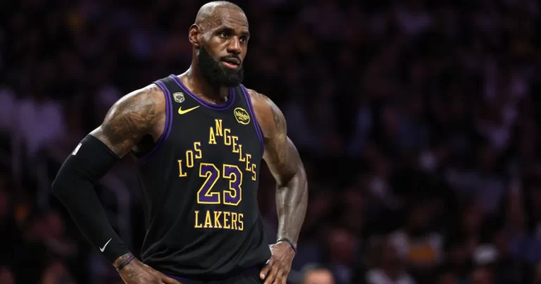 LeBron James acerta com 76ers para disputar 24ª temporada da NBA | CNN Brasil