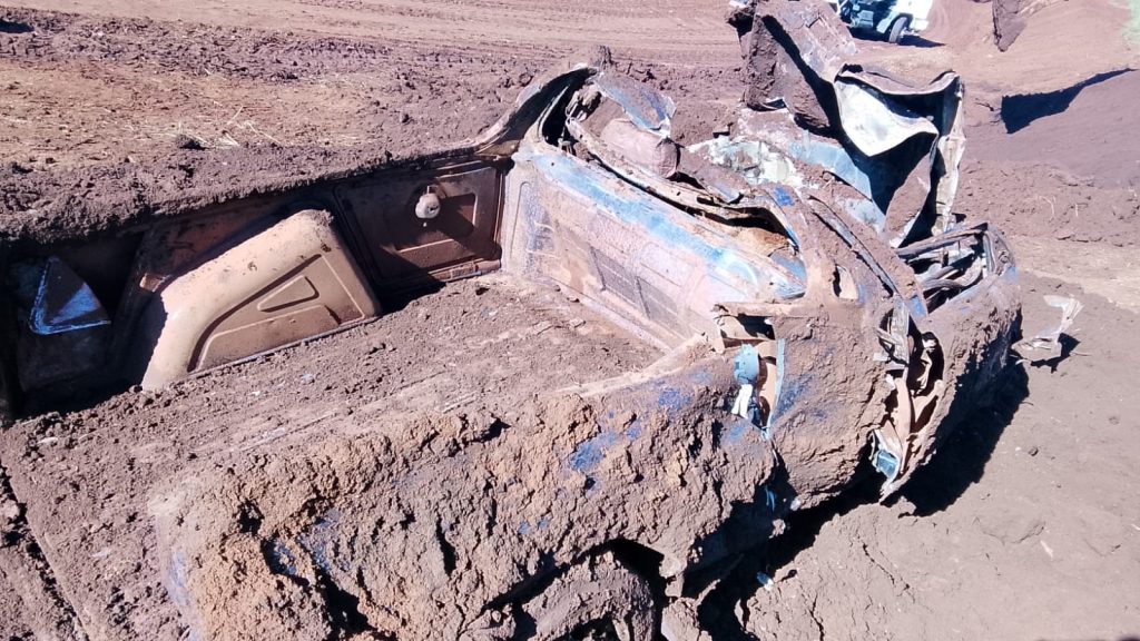 Trabalhadores encontram veículo completamente enterrado durante obra | G1