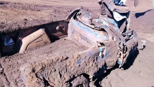 Trabalhadores encontram veículo completamente enterrado durante obra | G1