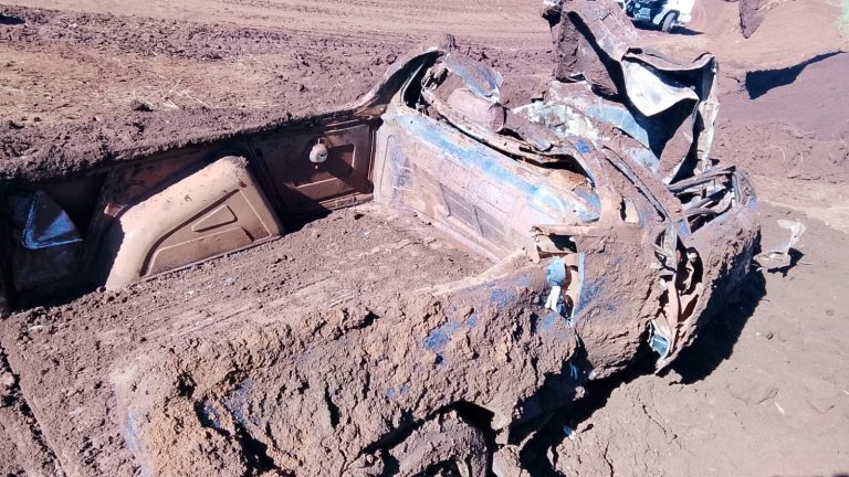 Trabalhadores encontram veículo completamente enterrado durante obra | G1