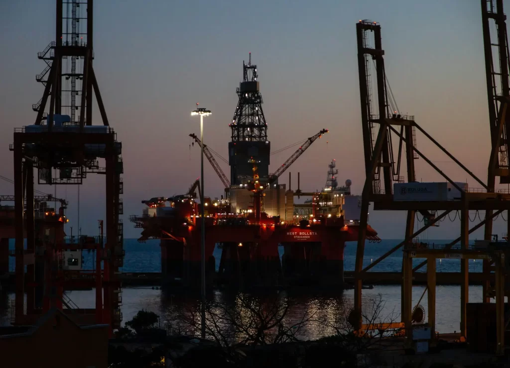 Petróleo fecha em alta com EUA-Irã, apesar de recuo em cobrança de pedágio em Ormuz
