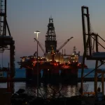 Petróleo fecha em alta com EUA-Irã, apesar de recuo em cobrança de pedágio em Ormuz