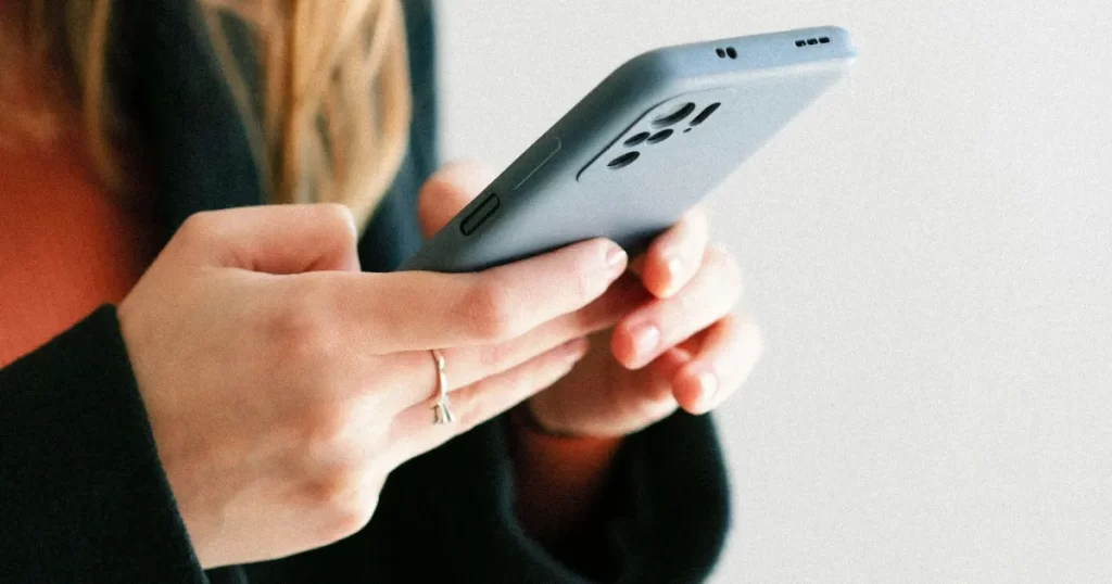 Quantidade de crianças de 10 a 13 anos com celular no Brasil cai em 2025 | CNN Brasil