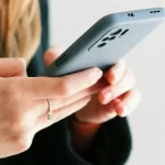 Quantidade de crianças de 10 a 13 anos com celular no Brasil cai em 2025 | CNN Brasil