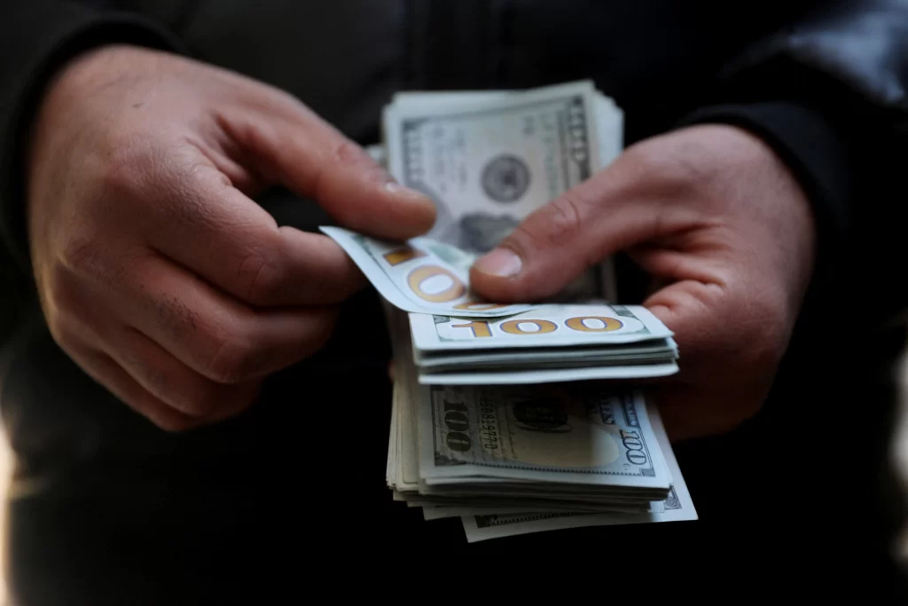Dólar hoje sobe com tensão no Oriente Médio e juros no radar