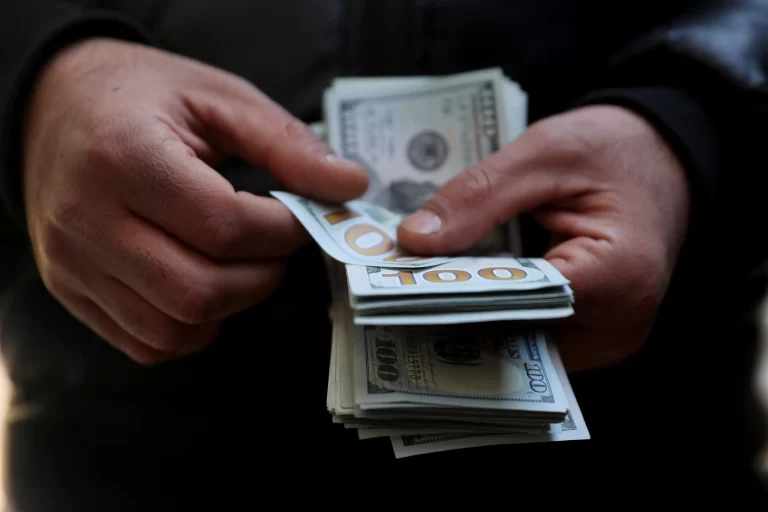 Dólar hoje sobe com tensão no Oriente Médio e juros no radar