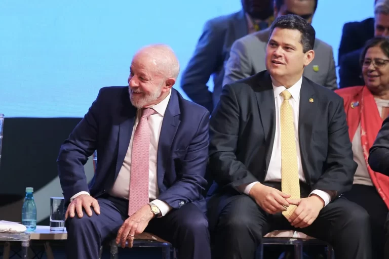 Lula deve receber Alcolumbre nesta terça no Alvorada