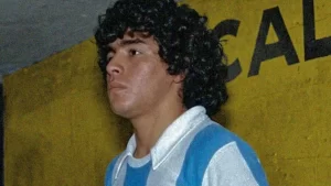 Bola do gol "La mano de Dios" de Maradona é leiloada por US$ 3,35 mi