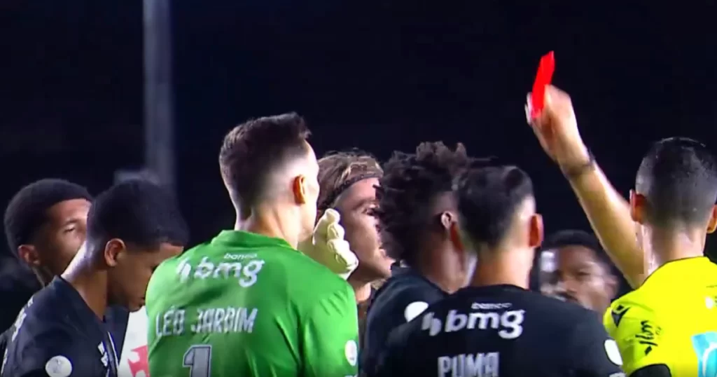 Árbitro registra confusão com diretores e soco em súmula de Vasco x Vitória | CNN Brasil