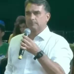 Flávio repete Lula e também pede voto antes do prazo permitido