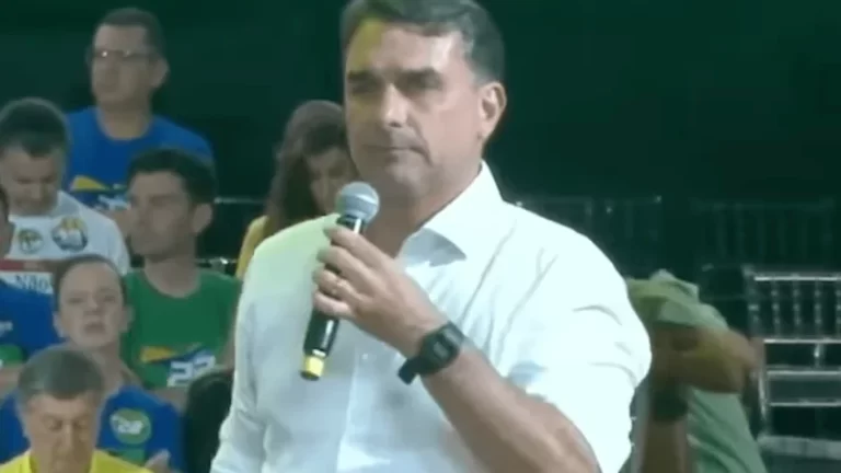 Flávio repete Lula e também pede voto antes do prazo permitido