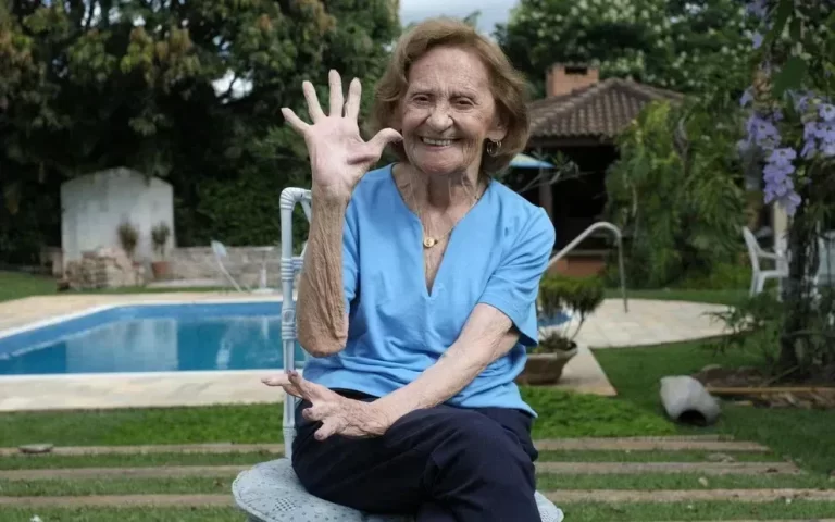 Laura Cardoso faleceu nos braços da neta, diz filha da atriz | CNN Brasil