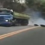 Motociclista morre após invadir contramão e atingir carreta no ES | G1