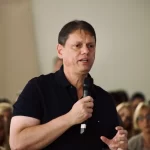 Tarcísio de Freitas troca desfile de 7 de setembro por encontro na Igreja Mundial