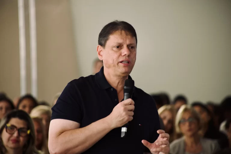 Tarcísio de Freitas troca desfile de 7 de setembro por encontro na Igreja Mundial