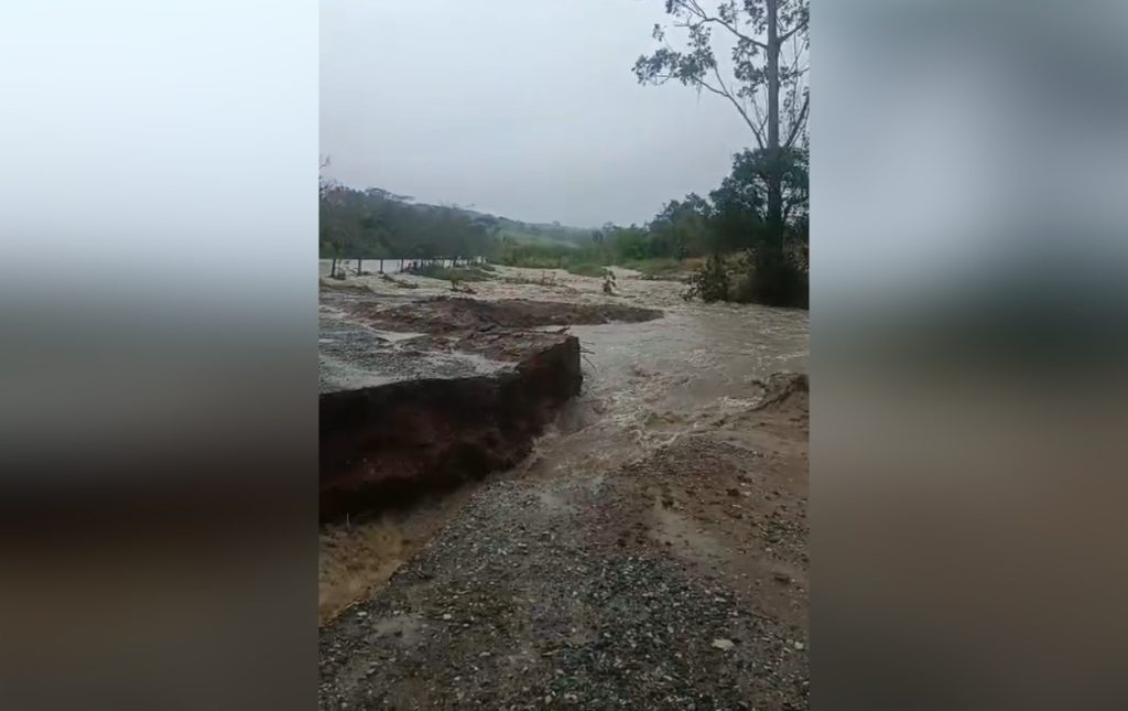 Estrada cede após temporal e abre cratera em Itapetininga | G1