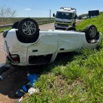Homem morre e quatro ficam feridos após carro capotar em rodovia  | G1