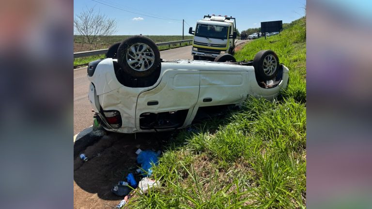 Homem morre e quatro ficam feridos após carro capotar em rodovia  | G1