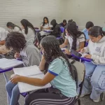 Menos da metade dos adolescentes sabe interpretar texto no Brasil, indica Pisa