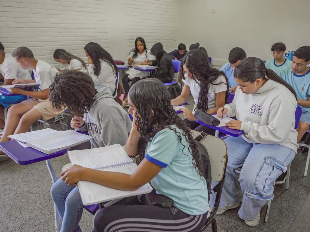 Menos da metade dos adolescentes sabe interpretar texto no Brasil, indica Pisa