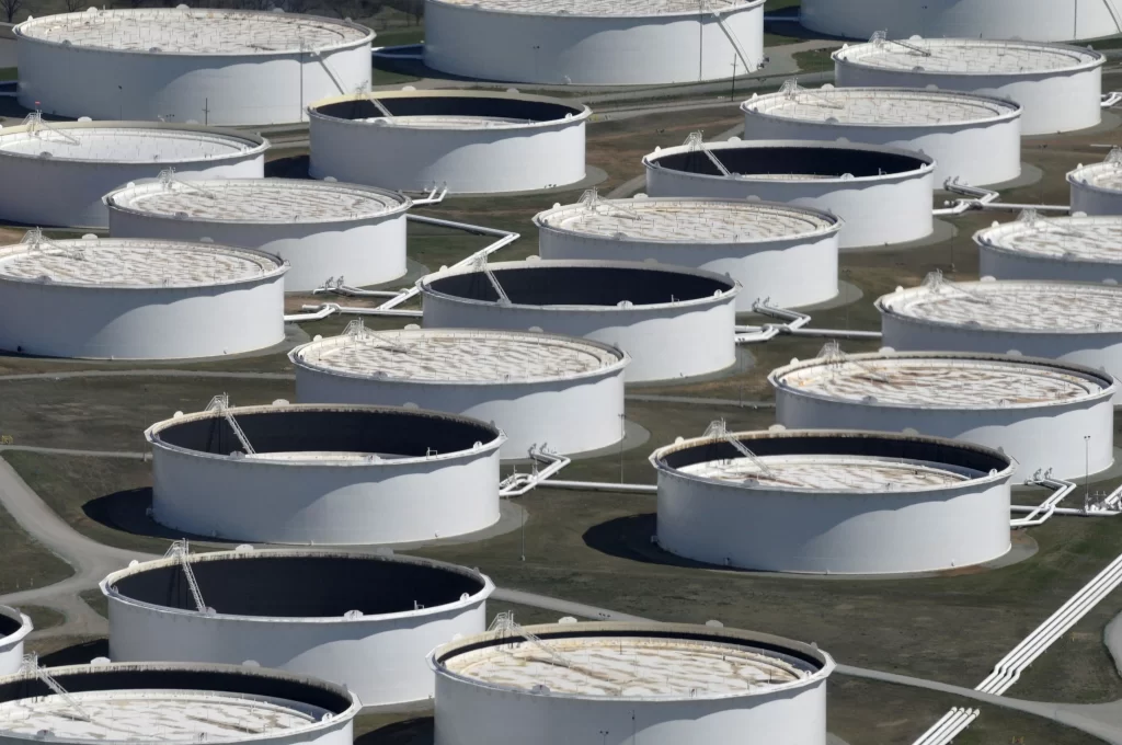 Petróleo fecha quase estável com alta de exportações e riscos no Oriente Médio