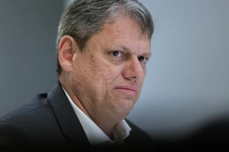 Tarcísio, sobre Flávio mudar Constituição: 'existem algumas mudanças necessárias'