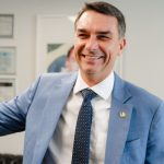 Flávio Bolsonaro critica "canetada" em combustíveis e elogia Augusto Cury | CNN Brasil