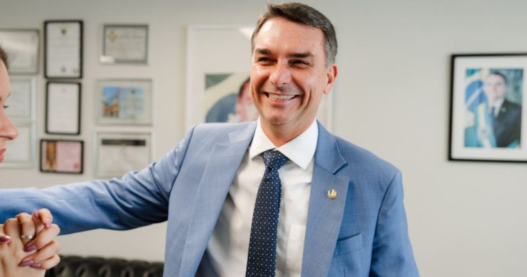 Flávio Bolsonaro critica "canetada" em combustíveis e elogia Augusto Cury | CNN Brasil