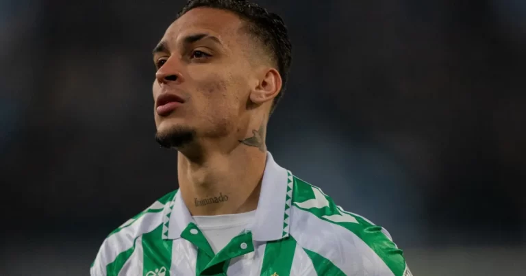 Antony tem casa roubada durante jogo do Betis na Champions: "Frustração" | CNN Brasil