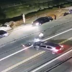 Homem bêbado faz manobra irregular, atropela 2 e foge em alta velocidade