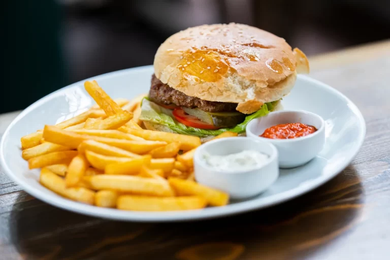 MG: fast food é condenada por servir hambúrguer e batata a trabalhadora