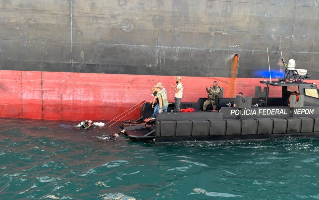 Drogas são encontradas escondidas em área submersa de navio de carga | G1