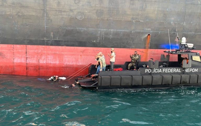 Drogas são encontradas escondidas em área submersa de navio de carga | G1